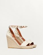 DOUBLE ROCKSTUD GRAINY CALFSKIN WEDGE SANDAL 105 MM
